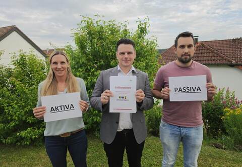 Bürgermeister Lukas Klingenberg (Mitte), Assistentin Diana Pfrommer und Kämmerer Sascha Elsner symbolisieren die Thematik.
