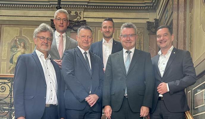 Prominenz bei der Klausurtagung des CDU/CSU-Arbeitskreises in Bad Wildbad (von links): Frank Mentrup (SPD), Karlsruher Oberbürgermeister, Steffen Jäger, Präsident des Gemeindetags Baden-Württemberg, die CDU-Bundestagsabgeordneten Dieter Stier und Volker Mayer-Lay, Achim Brötel, Präsident des Deutschen Landkreistags, und AK-Vorsitzender Klaus Mack (CDU).
