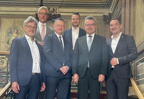Prominenz bei der Klausurtagung des CDU/CSU-Arbeitskreises in Bad Wildbad (von links): Frank Mentrup (SPD), Karlsruher Oberbürgermeister, Steffen Jäger, Präsident des Gemeindetags Baden-Württemberg, die CDU-Bundestagsabgeordneten Dieter Stier und Volker Mayer-Lay, Achim Brötel, Präsident des Deutschen Landkreistags, und AK-Vorsitzender Klaus Mack (CDU).