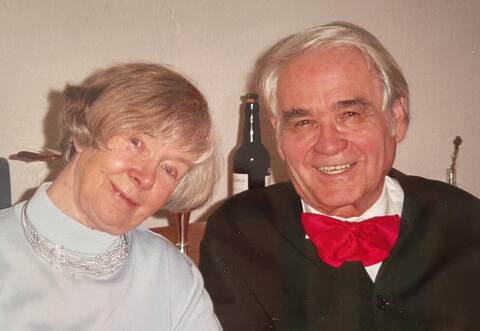 Das Foto zeigt Dr. Bernhard Elsässer mit seiner Ehefrau Margot, die bereits 2021verstarb.