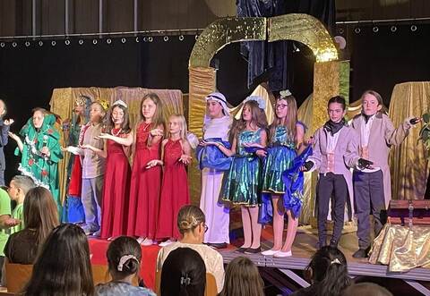 Viel geboten ist beim Sommermusical der Friedrich-Silcher-Schule auf der Bühne in der Schulturnhalle.