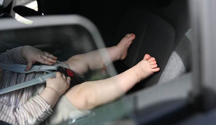 Baby bei Hitze im Auto