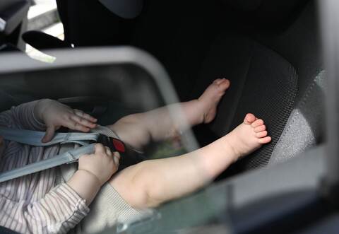 Baby bei Hitze im Auto