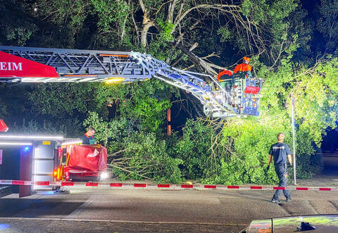 Die Feuerwehr machte den Gehweg wieder sicher. Foto: Fabian Geier / EinsatzReport24
