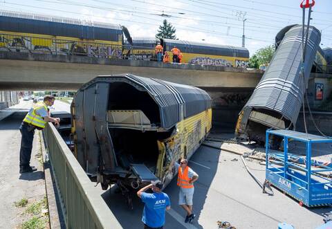 Nach dem Absturz zweier Güterzug-Waggons von einer Brücke