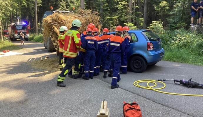 Gefordert sind die jungen Einsatzkräfte bei einem Unfall mit landwirtschaftlichem Fahrzeug und weiteren Autos.  Frank Metzler