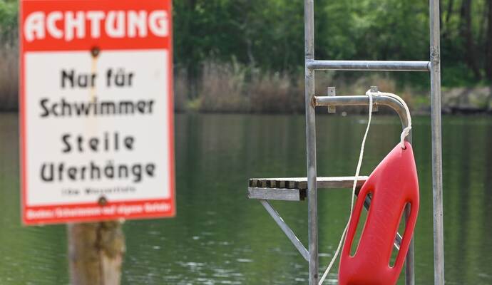 Hinweisschild am Strand des Heidebades in Halle