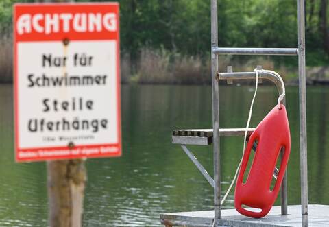 Hinweisschild am Strand des Heidebades in Halle