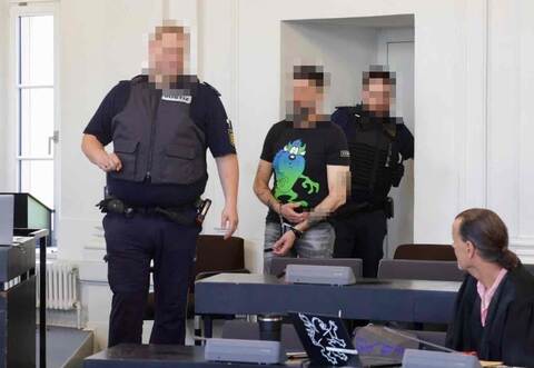 Ein 52-Jähriger muss sich seit Montag in einem Prozess vor der Schwurgerichtskammer des Landgerichts Karlsruhe verantworten.