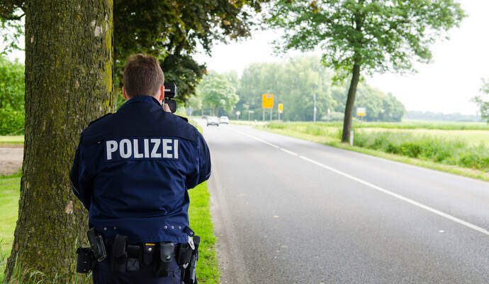 Die Polizei hat auf der B10 bei Kämpfelbach-Ersingen die Geschwindigkeit der Fahrzeuge gemessen.