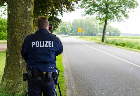 Die Polizei hat auf der B10 bei Kämpfelbach-Ersingen die Geschwindigkeit der Fahrzeuge gemessen.