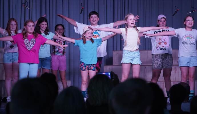 Der Chor singt Lieder, die Lehrerin Johanna Panizzi und eine Freundin extra für das Musical an der Königsbacher Realschule geschrieben haben.