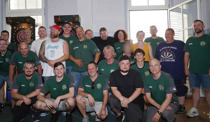 Beste Stimmung herrscht bei den Mitgliedern des Königsbach-Steiner Dartsvereins „DC Irish 26“, die das Turnier in der Königsbacher Festhalle ehrenamtlich auf die Beine gestellt haben.