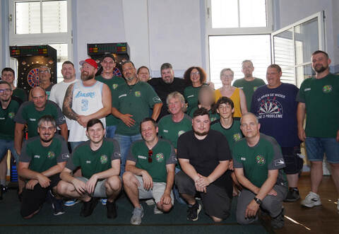 Beste Stimmung herrscht bei den Mitgliedern des Königsbach-Steiner Dartsvereins „DC Irish 26“, die das Turnier in der Königsbacher Festhalle ehrenamtlich auf die Beine gestellt haben.