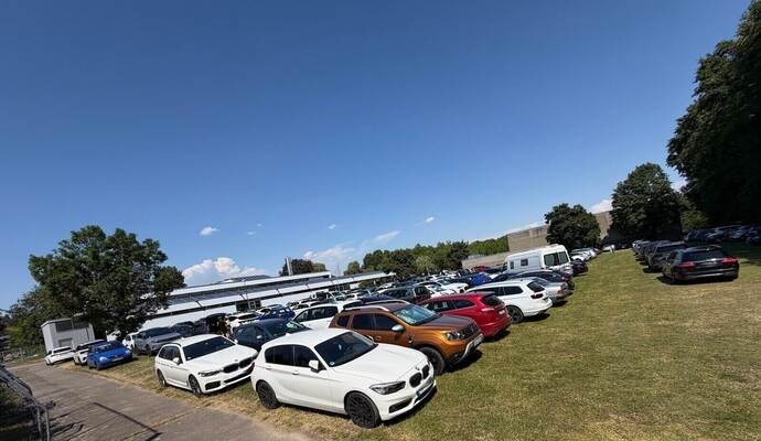 Die Parkplätze am Mühlacker Freibad waren am heißen Wochenende schnell belegt. Viele Besucher wichen deshalb auf angrenzende Flächen aus.