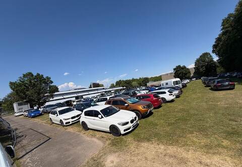 Die Parkplätze am Mühlacker Freibad waren am heißen Wochenende schnell belegt. Viele Besucher wichen deshalb auf angrenzende Flächen aus.