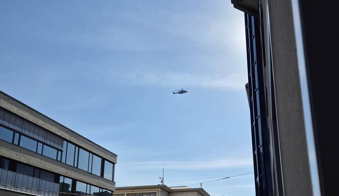 Vorbei an der PZ-Redaktion fliegt der massive Hubschrauber.