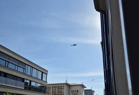 Vorbei an der PZ-Redaktion fliegt der massive Hubschrauber.
