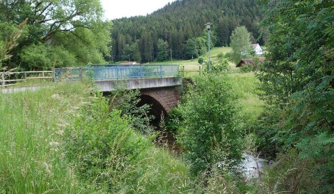 Statt der Brücke über die Große Enz ins Rohnbachtal würde sich hier – wären die Pläne der EVS von 1951 zum Tragen gekommen – wohl ein Stausee zur Versorgung eines Kraftwerks beim Wildbader Windhof mit Triebwasser ausdehnen.