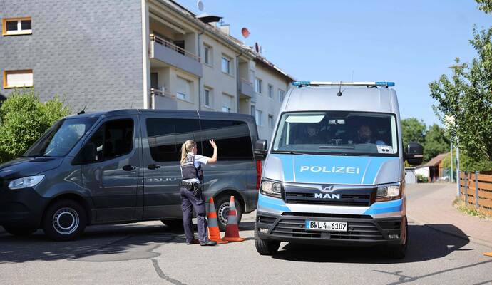 Ein Mann konnte von Spezialkräften der Polizei aus seiner Schömberger Wohnung geholt werden.