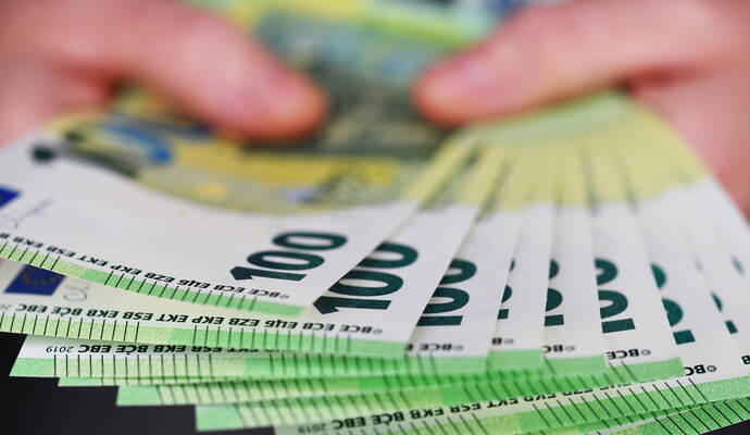 Die Seniorin habe gegen 15 Uhr Bargeld in Höhe von 16.000 Euro an den Abholer gegeben.