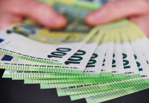 Die Seniorin habe gegen 15 Uhr Bargeld in Höhe von 16.000 Euro an den Abholer gegeben.