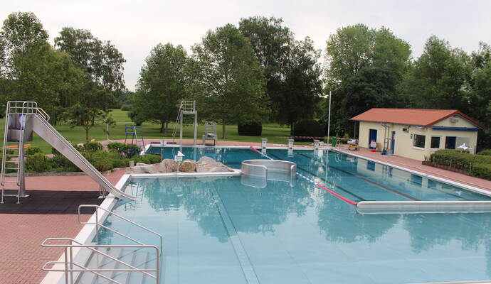 Ganz so überschaubar wie auf diesem Bild wird der Andrang im Ötisheimer Freibad am Wochenende wohl nicht bleiben.