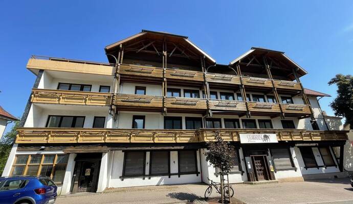 Das ehemalige Hotel Alte Krone in Schömberg ist mit seiner Größe und Höhe eines der prägendsten Gebäude in der Ortsdurchfahrt.