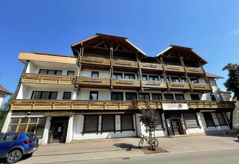 Das ehemalige Hotel Alte Krone in Schömberg ist mit seiner Größe und Höhe eines der prägendsten Gebäude in der Ortsdurchfahrt.