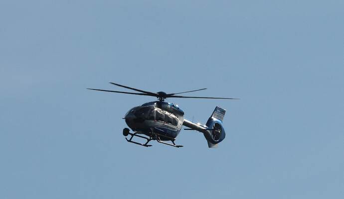 Mit einem Hubschrauber sucht die Polizei nach einem Vermissten in Neuenbürg.