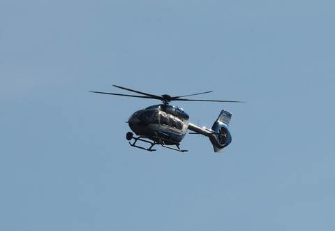 Mit einem Hubschrauber sucht die Polizei nach einem Vermissten in Neuenbürg.