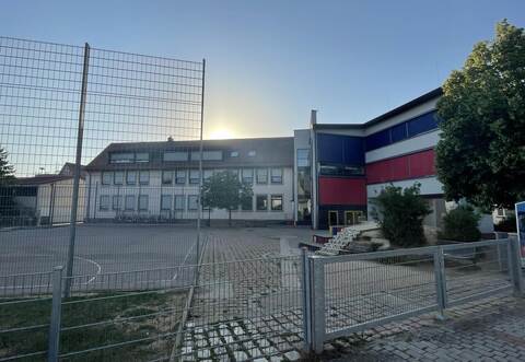 Der neue Schulanbau wird entlang der Hofstättstraße entstehen. Damit grenzt er auch den Schulhof besser gegenüber der Straße ab. Auf den Freiflächen sollen es nach jetzigem Stand grüner werden.  Kastner