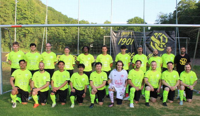 Mit dieser Mannschaft startet der Sportclub Pforzheim in die neue Saison. Vierte von links hinten ist Spielertrainerin Denise Heidt, rechts hinten steht Trainer Giovanni Lanzilotti.