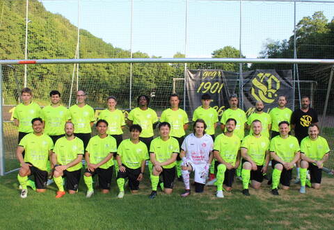 Mit dieser Mannschaft startet der Sportclub Pforzheim in die neue Saison. Vierte von links hinten ist Spielertrainerin Denise Heidt, rechts hinten steht Trainer Giovanni Lanzilotti.