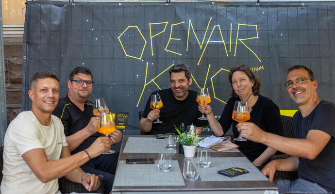 Sorgen für einen unvergesslichen Kino-Sommer unter den Sternen (von links): André Janulevicius (Ristorante Comedia), Timo Gerstel (Chef des Open-Air-Kinos), Alexander Lauinger (Technischer Leiter im Kulturhaus Osterfeld), Christine Müh (KoKi-Geschäftsführerin) und Paul Taube (Geschäftsführer des Kulturhauses Osterfeld).