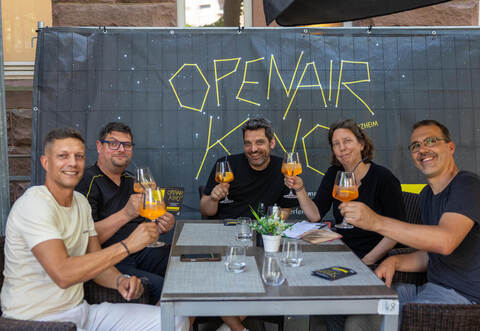 Sorgen für einen unvergesslichen Kino-Sommer unter den Sternen (von links): André Janulevicius (Ristorante Comedia), Timo Gerstel (Chef des Open-Air-Kinos), Alexander Lauinger (Technischer Leiter im Kulturhaus Osterfeld), Christine Müh (KoKi-Geschäftsführerin) und Paul Taube (Geschäftsführer des Kulturhauses Osterfeld).