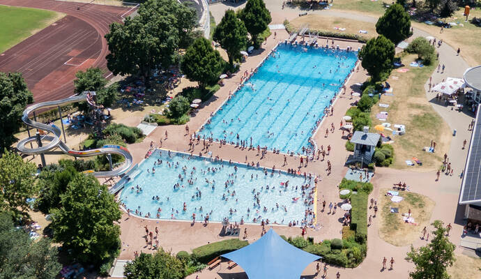 Das Freibad in Mühlacker ist gut besucht.