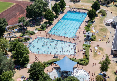 Das Freibad in Mühlacker ist gut besucht.