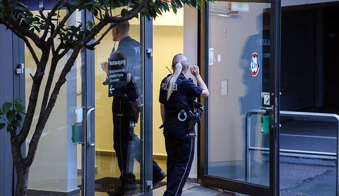 Unbekannte Frau nimmt Neugeborenes aus Krankenhaus mit