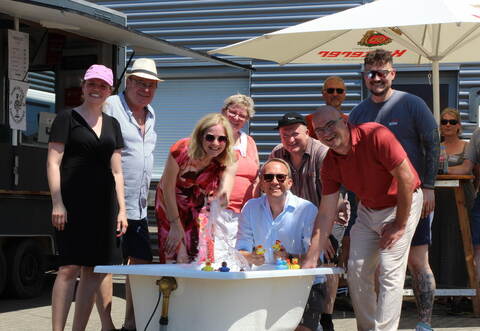 Wasser tut gut. Und so finden sich am Erfrischungsbrunnen einige Aussteller und Gäste zusammen (von links): Susanne Kuhnle, Daniel Kettenbach, Nicole Wurster, Angela Goll, Marco Klotz, Gerd Owczarek, Gemeinderat Rolf Härer, Bürgermeister UweEngelsberger und Jens Worbert.