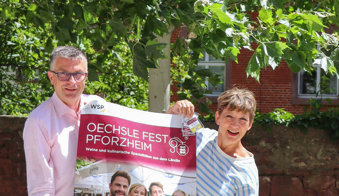 So sieht das neue Plakat für das Oechsle Fest aus: Oliver Reitz und Waltraud Knöller haben auch eine Weinauswahl dabei.