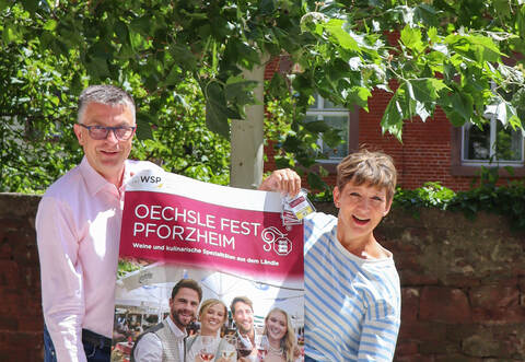 So sieht das neue Plakat für das Oechsle Fest aus: Oliver Reitz und Waltraud Knöller haben auch eine Weinauswahl dabei.