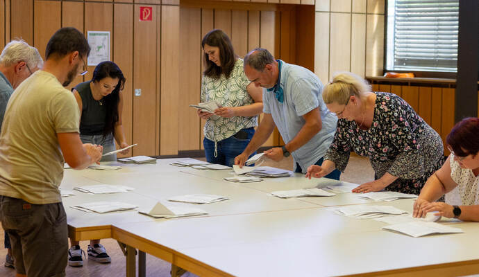 Stapel für Stapel werden die Stimmzettel ausgezählt: Erst nach der Arbeit der Wahlhelfer stand fest, dass die Bürgermeisterwahl in Ötisheim in die Stichwahl geht.