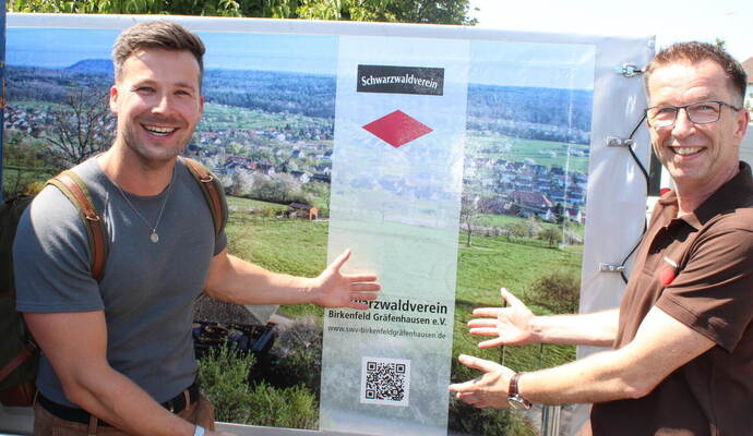 Wander-Influencer Simon Hegewald (links) gemeinsam mit Sven Hoffmann,Vorsitzender des Schwarzwaldvereins Birkenfeld Gräfenhausen, der in der Sixthalle die Delegiertenversammlung des Schwarzwaldvereins ausrichtet.