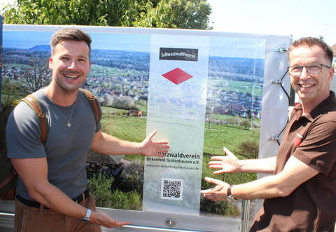 Wander-Influencer Simon Hegewald (links) gemeinsam mit Sven Hoffmann,Vorsitzender des Schwarzwaldvereins Birkenfeld Gräfenhausen, der in der Sixthalle die Delegiertenversammlung des Schwarzwaldvereins ausrichtet.