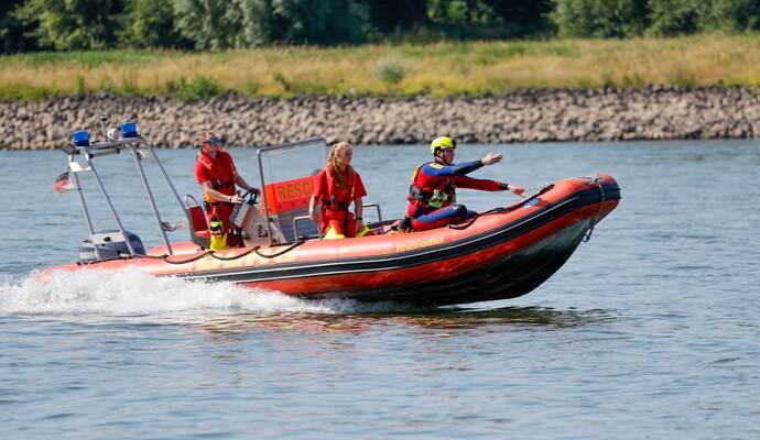 Feuerwehr und DLRG üben gemeinsam am Rhein
