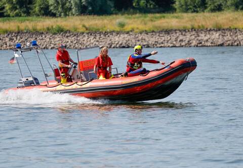 Feuerwehr und DLRG üben gemeinsam am Rhein