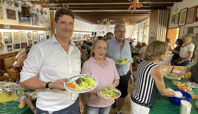 Grillspezialitäten mit selbstgemachten Salaten servieren Oliver Eberle, Susanne Nikolaus und Otto Eberle (von links) ihren rund 60 Gästen im Brötzinger KGHO-Vereinsheim.