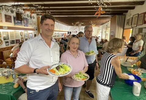Grillspezialitäten mit selbstgemachten Salaten servieren Oliver Eberle, Susanne Nikolaus und Otto Eberle (von links) ihren rund 60 Gästen im Brötzinger KGHO-Vereinsheim.