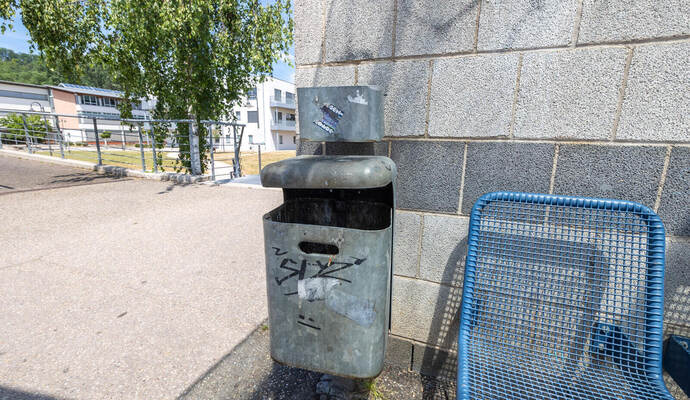 Ob der Aschenbecher am Mülleimer bleiben kann, wenn dieser direkt am Sitzbereich der Bushaltestelle – wie hier an der Nieferner Bohnenbergerstraße – steht? Darüber gab es verwaltungsintern die eine oder andere Diskussion.